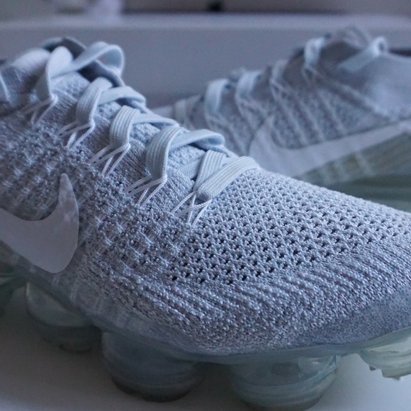 NIKE | WOMEN'S NIKE AIR VAPORMAX FLYNIT - Picture 2 of 13